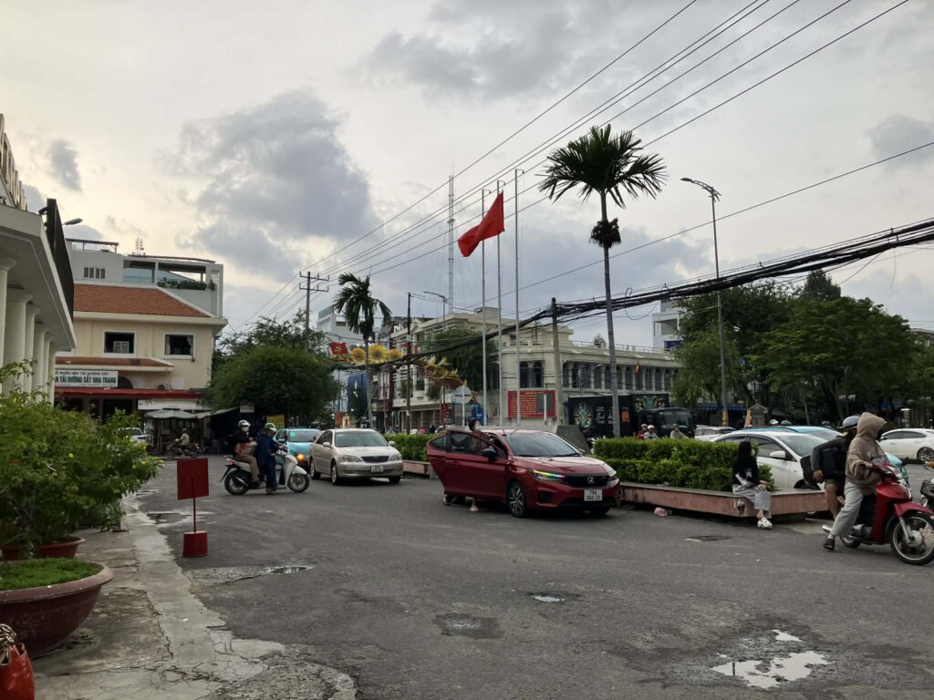 ニャチャン駅前の道路と交通の様子