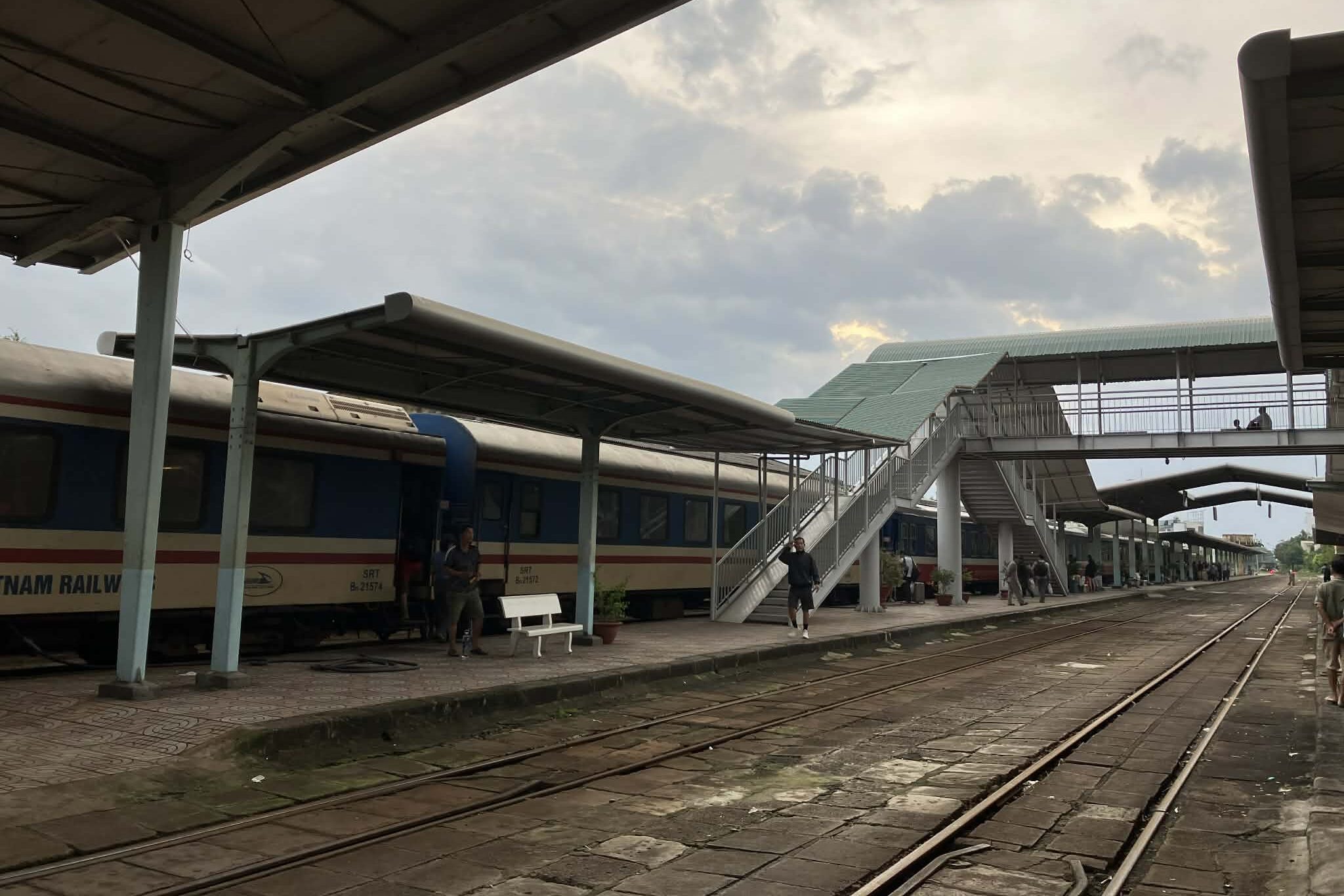 ニャチャン駅のプラットフォーム。ホーチミンからの列車が到着している。