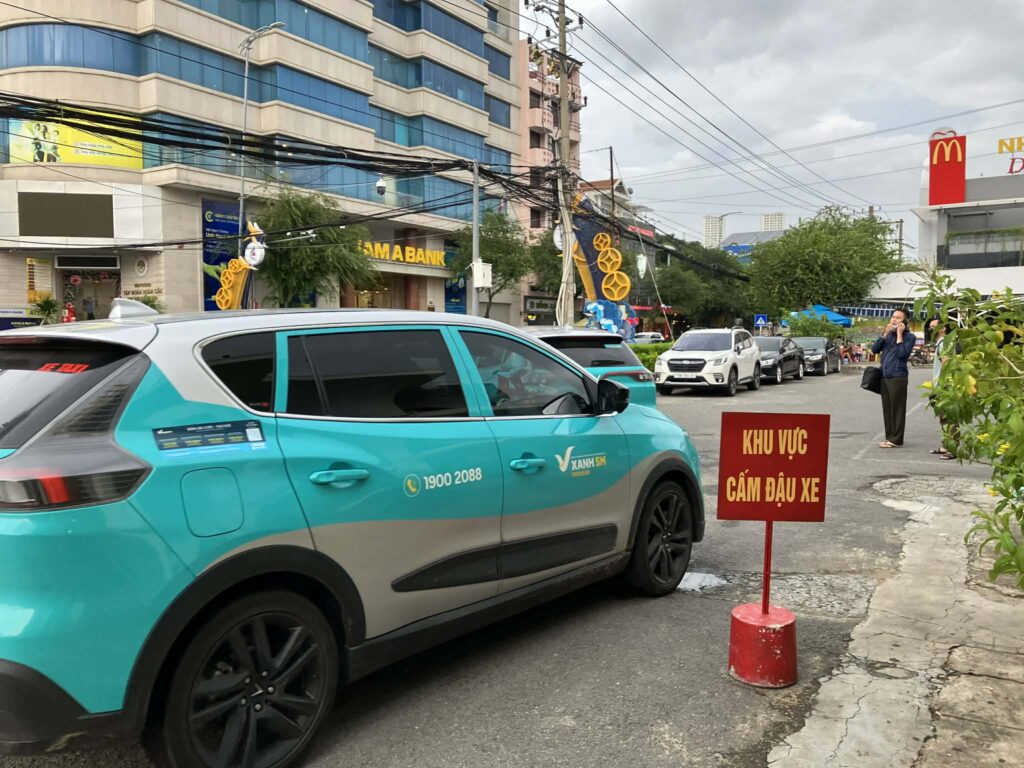 ニャチャン駅前のタクシー乗り場と配車エリア
