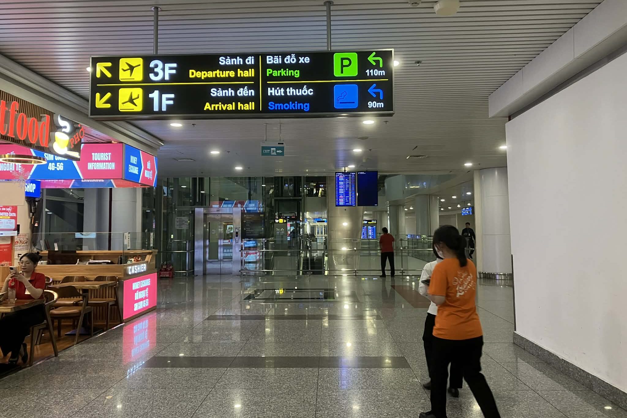 ノイバイ空港T2 2階 出発階3F 到着階1F 案内サイン