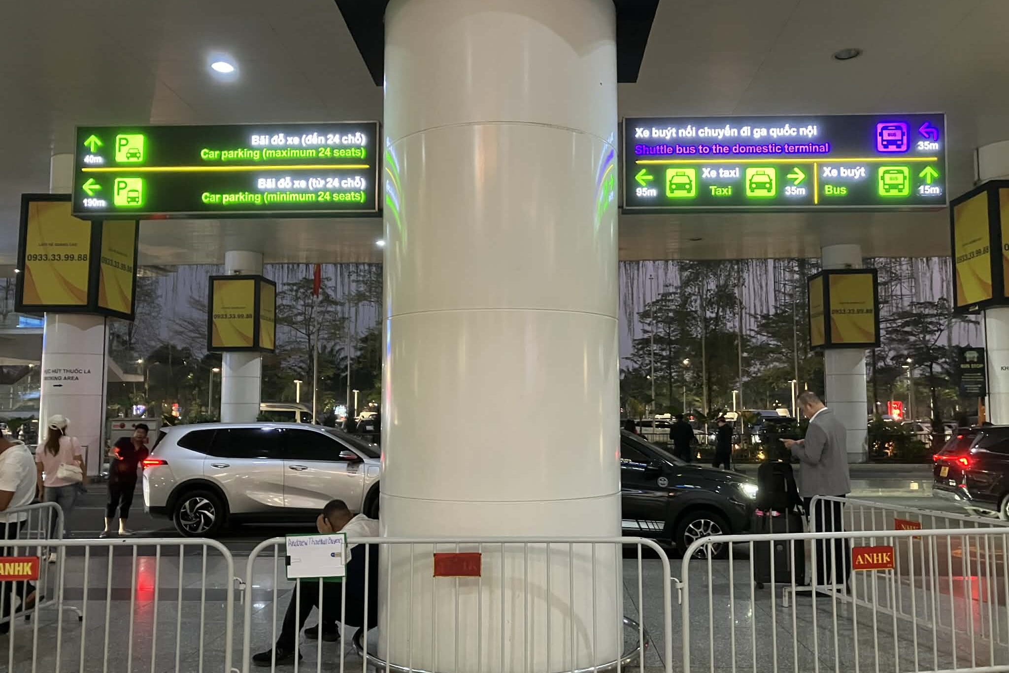 ノイバイ空港T2 到着出口 タクシー バス シャトル案内サイン