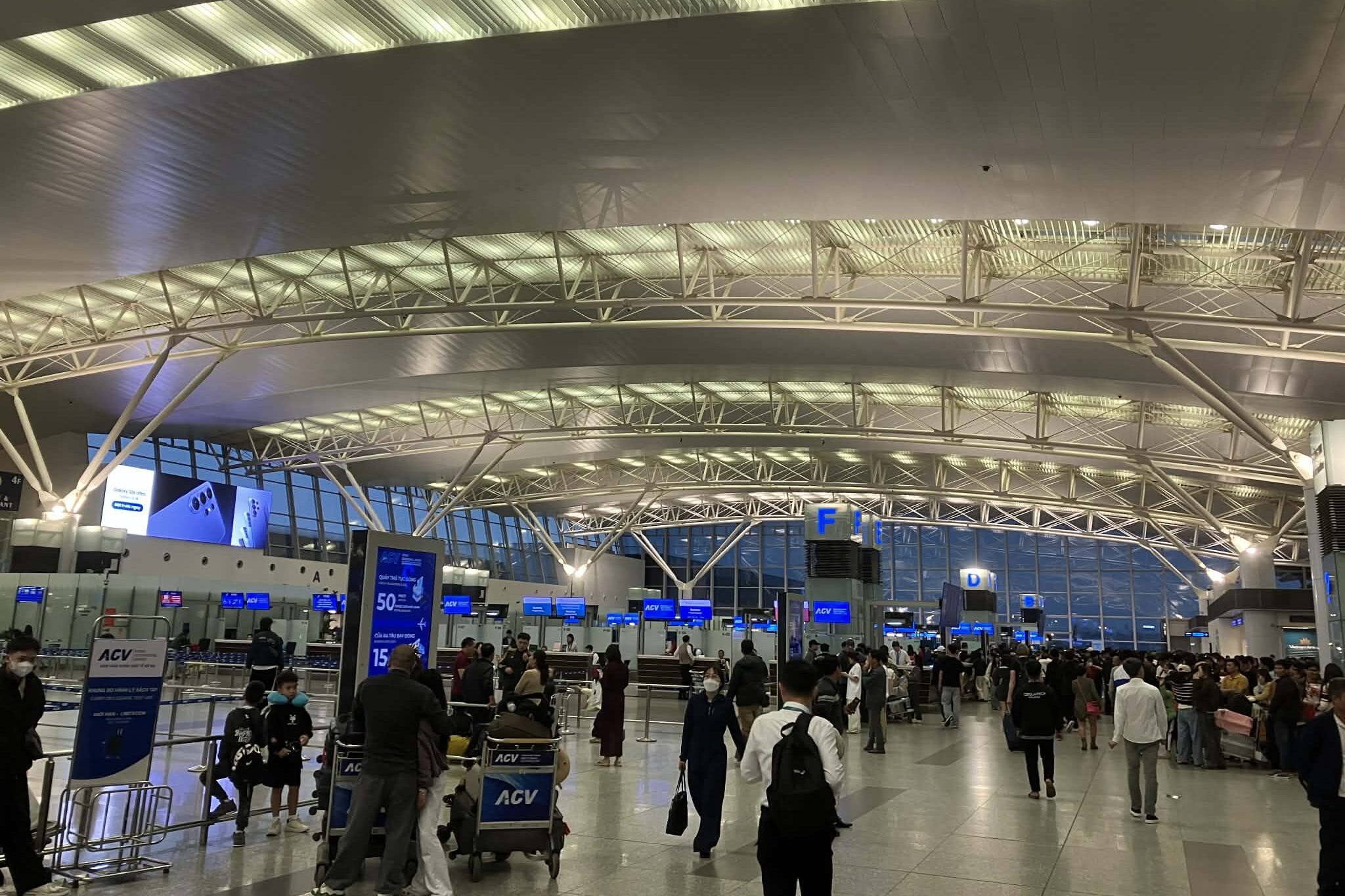 ノイバイ空港T2の出発フロア（3階）。チェックインカウンターが並ぶホール