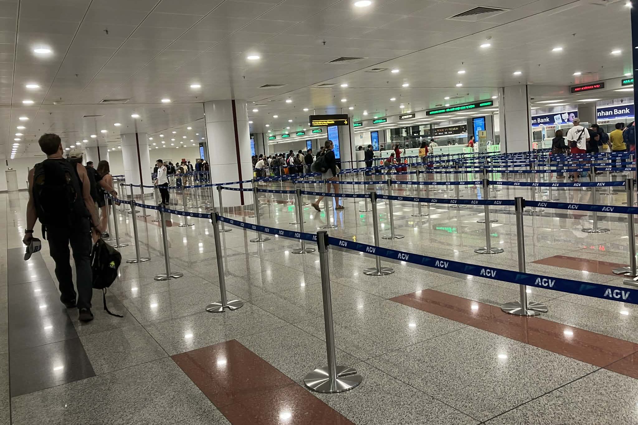 ノイバイ空港ターミナル2 入国審査レーン（整列ポール）と自動ゲート