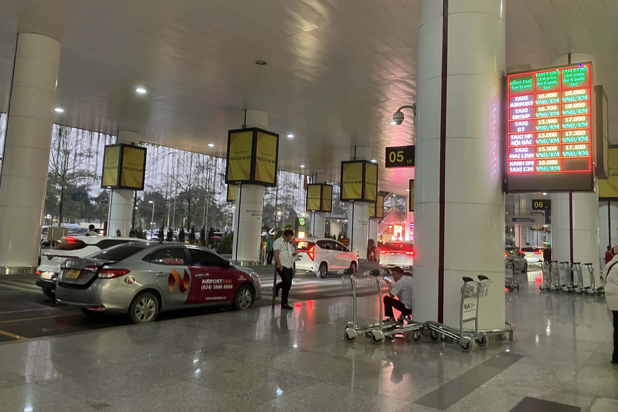 ノイバイ空港T2 到着出口にあるタクシー料金目安の電光掲示板