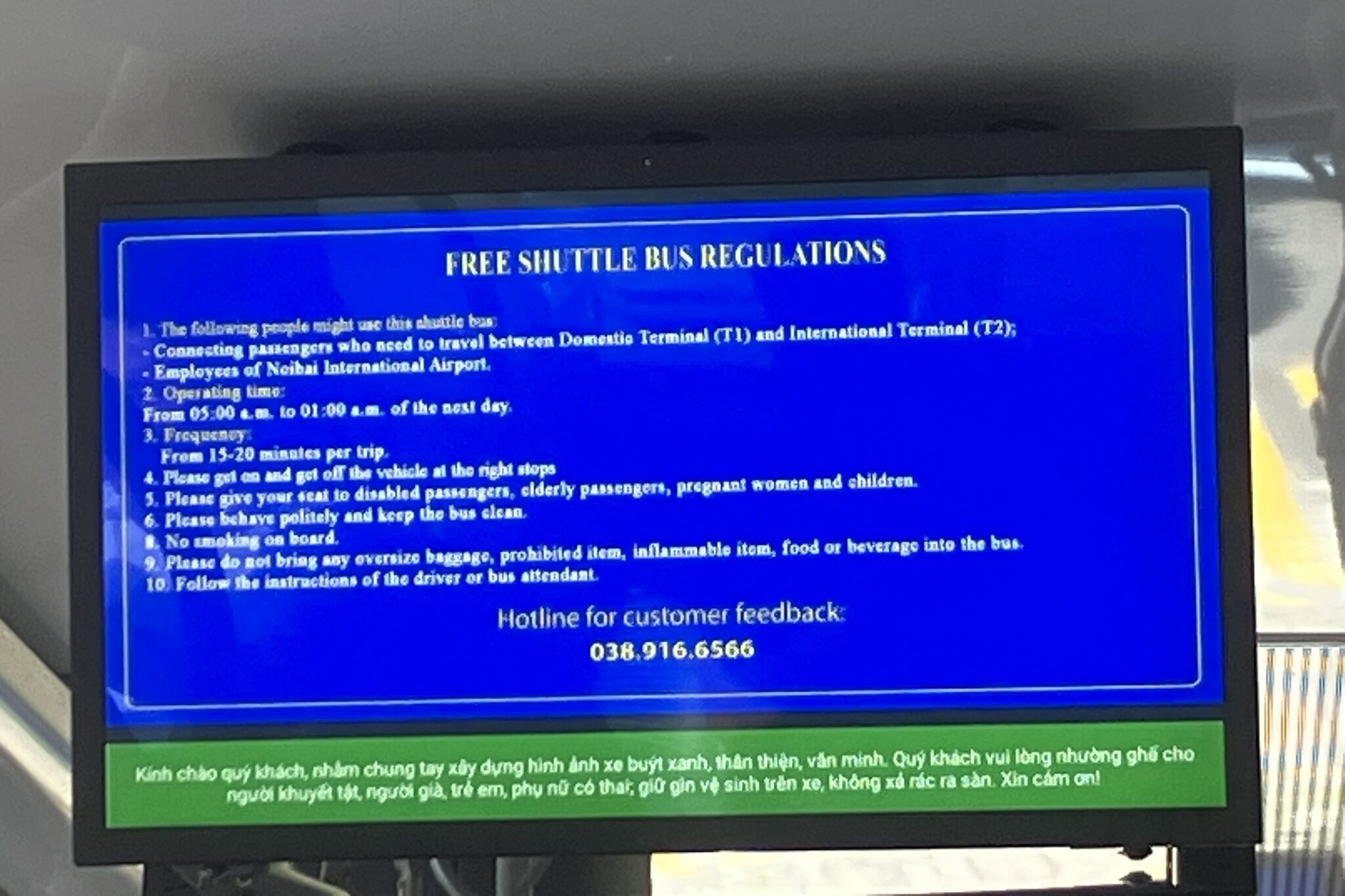 ノイバイ空港シャトルバス車内に掲示された利用ルールと注意事項