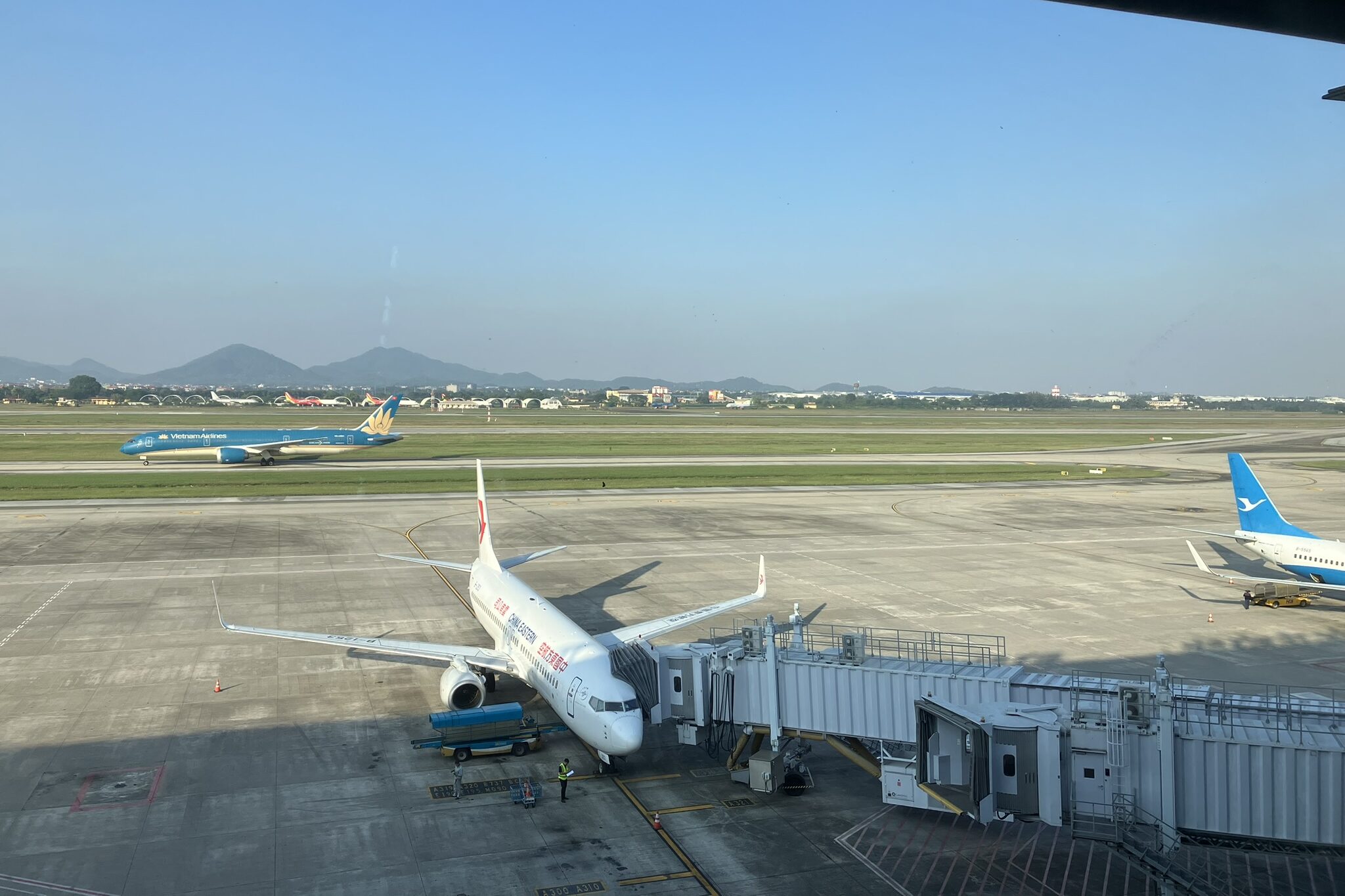 ノイバイ国際空港T2の展望エリアから見える滑走路と駐機している航空機の様子。