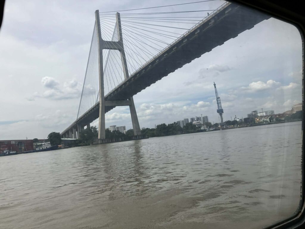 サイゴン川にかかるPhu My Bridgeをフェリーから見る