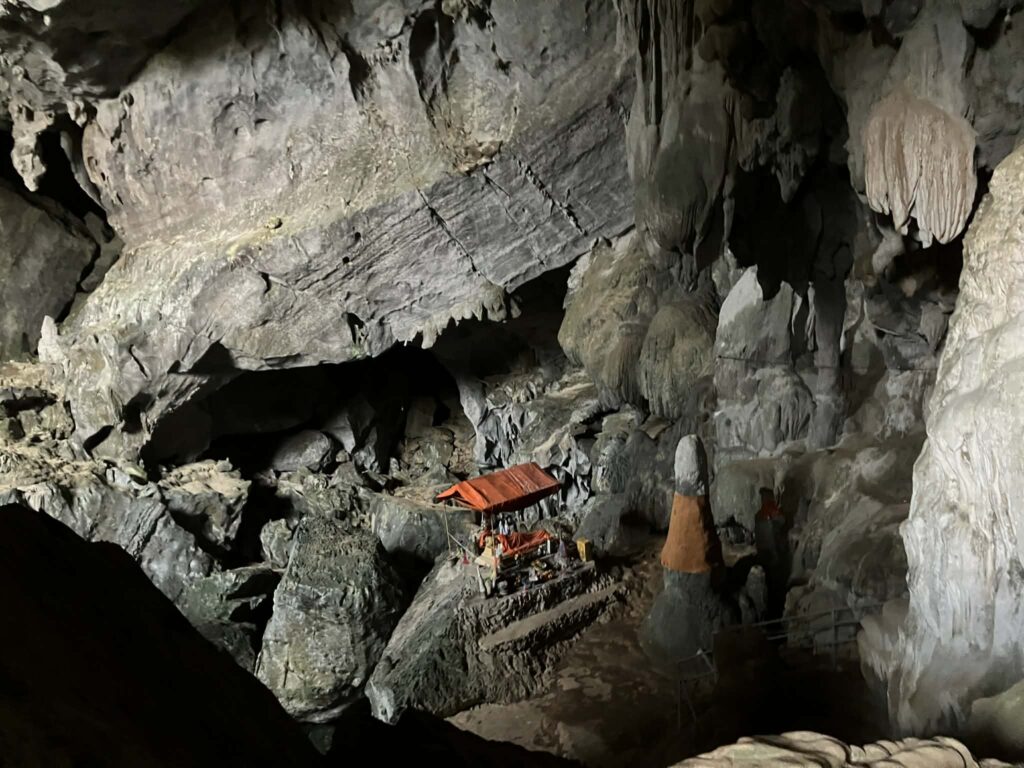 プーカム洞窟 内部の仏像と鍾乳石