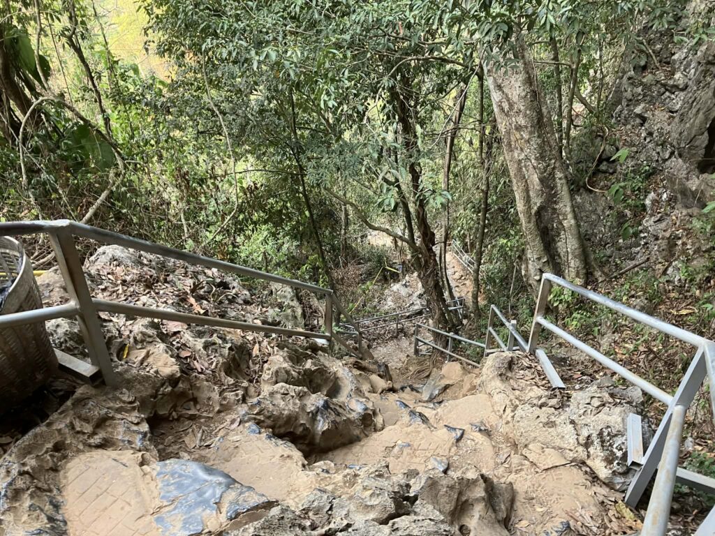 プーカム洞窟への道 岩場の急な階段