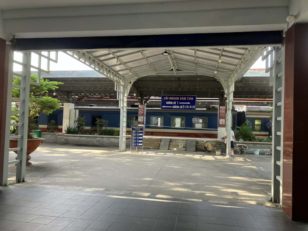 サイゴン駅ホーム入口と乗車案内エリアの様子