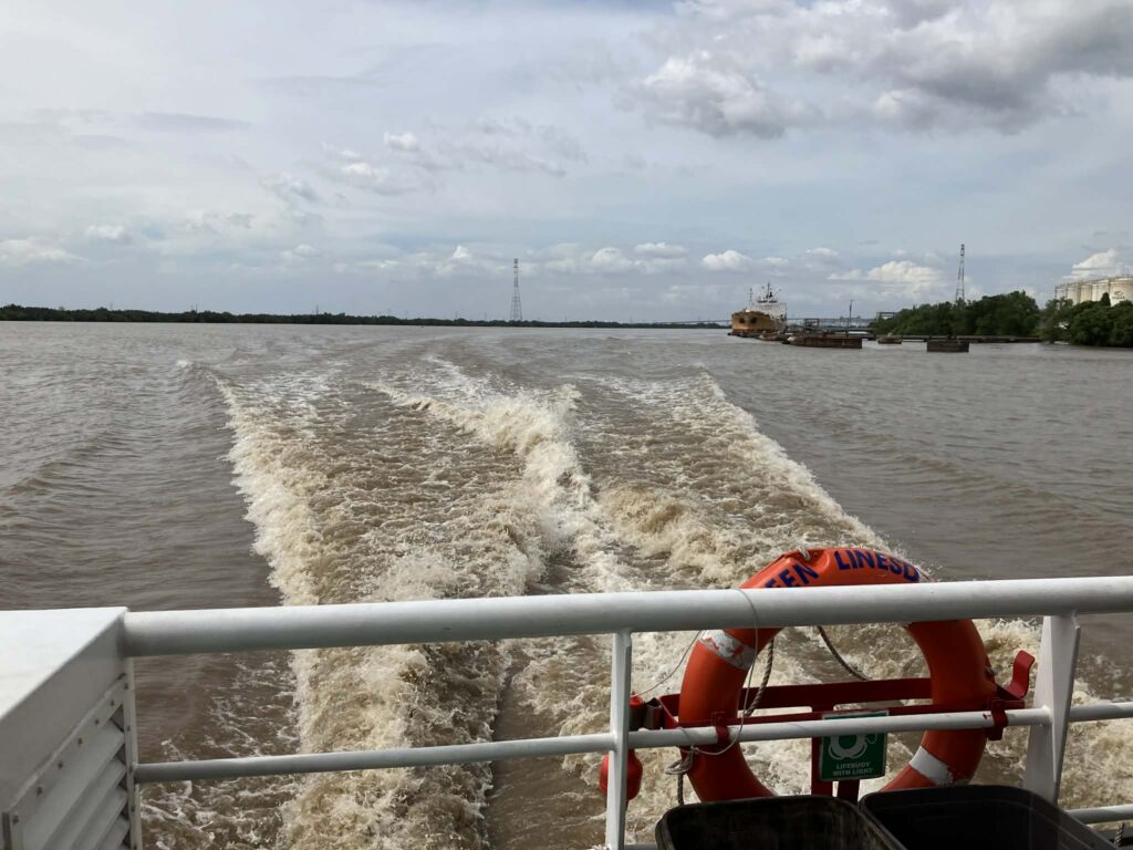 船の後方には外に出られるデッキがある