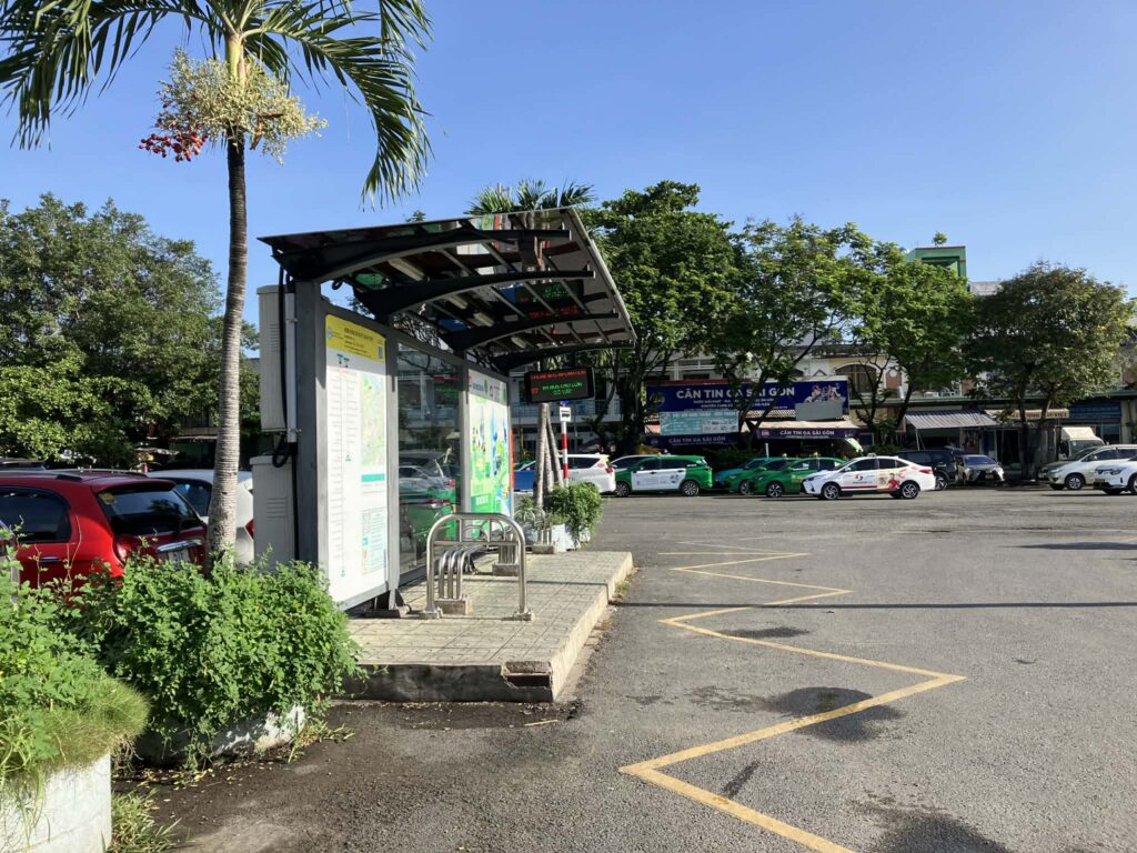 サイゴン駅前のバス停と周辺の様子
