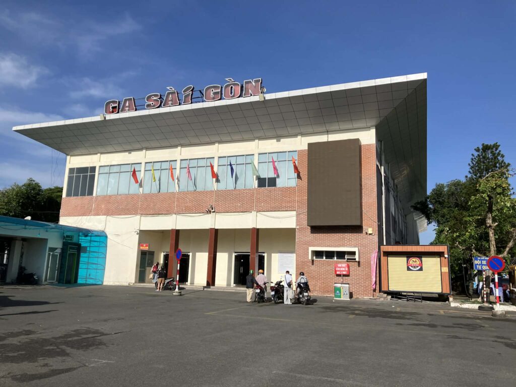 サイゴン駅（Ga Sai Gon）の外観と入口