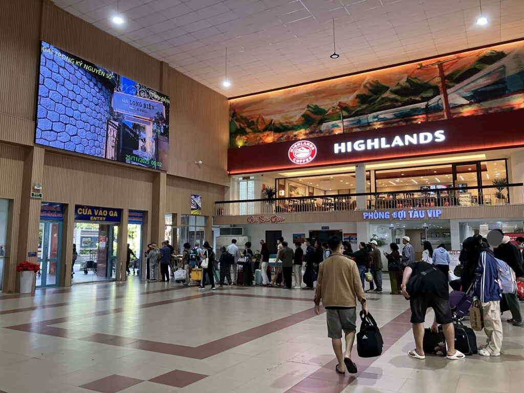 サイゴン駅構内の改札の様子とHighlands Coffee店舗