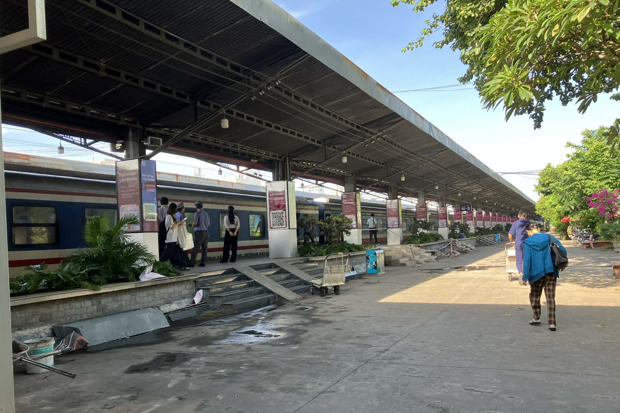 ホーチミンのサイゴン駅ホームに停車するニャチャン行き列車と乗車前の様子