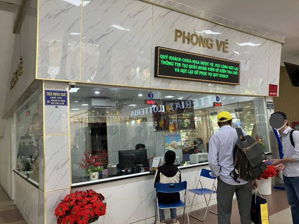 サイゴン駅のチケット売り場（PHÒNG VÉ）窓口の様子