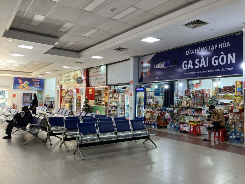 サイゴン駅の待合スペースと売店・軽食ショップの様子