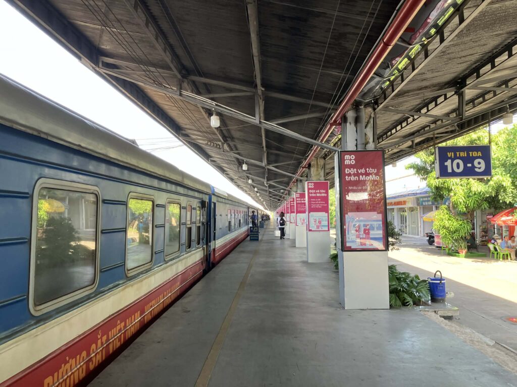 サイゴン駅ホームに停車中の列車と車両外観