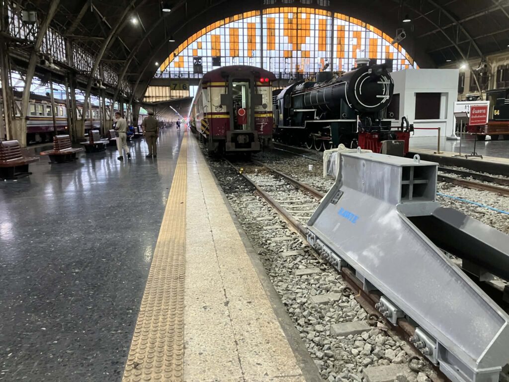 フアランポーン駅ホームに停車するタイ国鉄普通列車