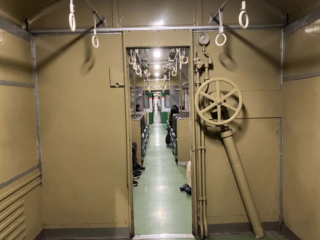 タイ国鉄普通列車3等車の車内通路の様子