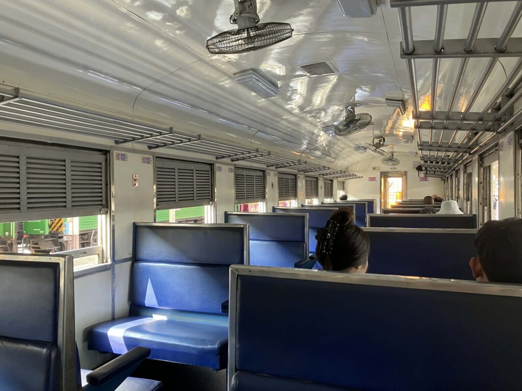タイ国鉄3等車の車内と青いベンチシート