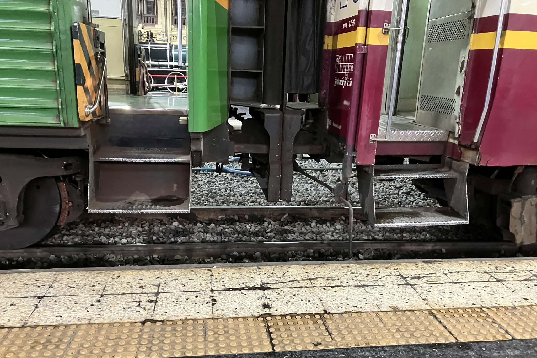 タイ国鉄普通列車の車両連結部