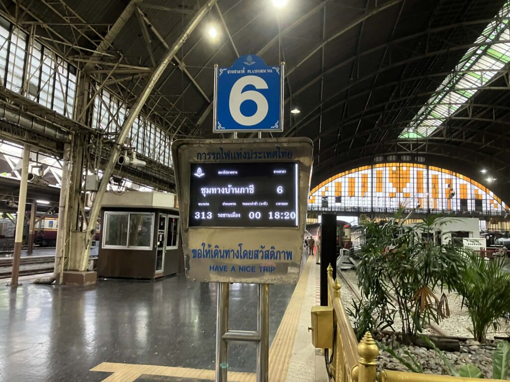 313列車ドンムアン方面の出発案内表示