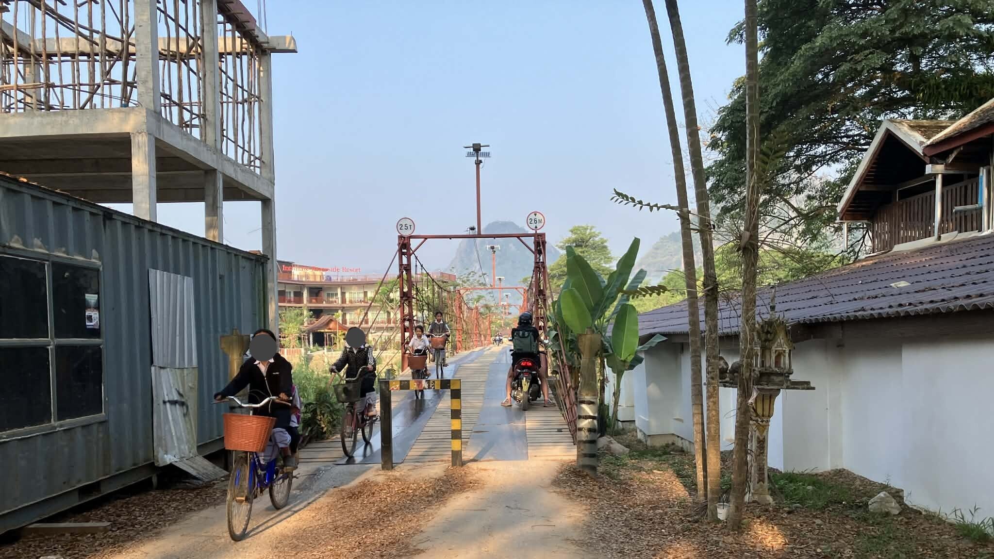 バンビエンで自転車で橋を渡る様子