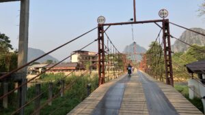 バンビエンの橋をバイクで渡る様子