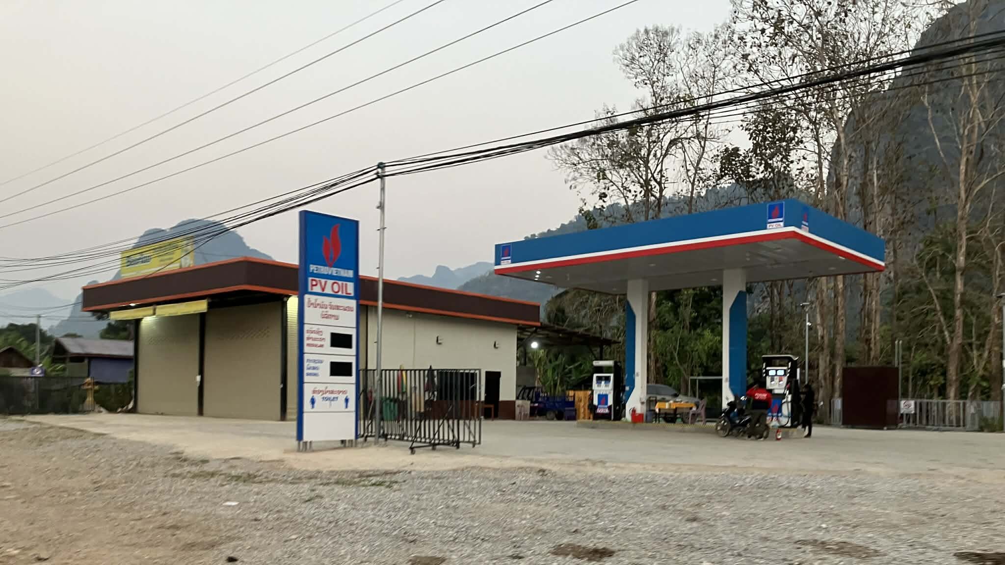 Nam Xay方面へ向かう途中の給油ポイント