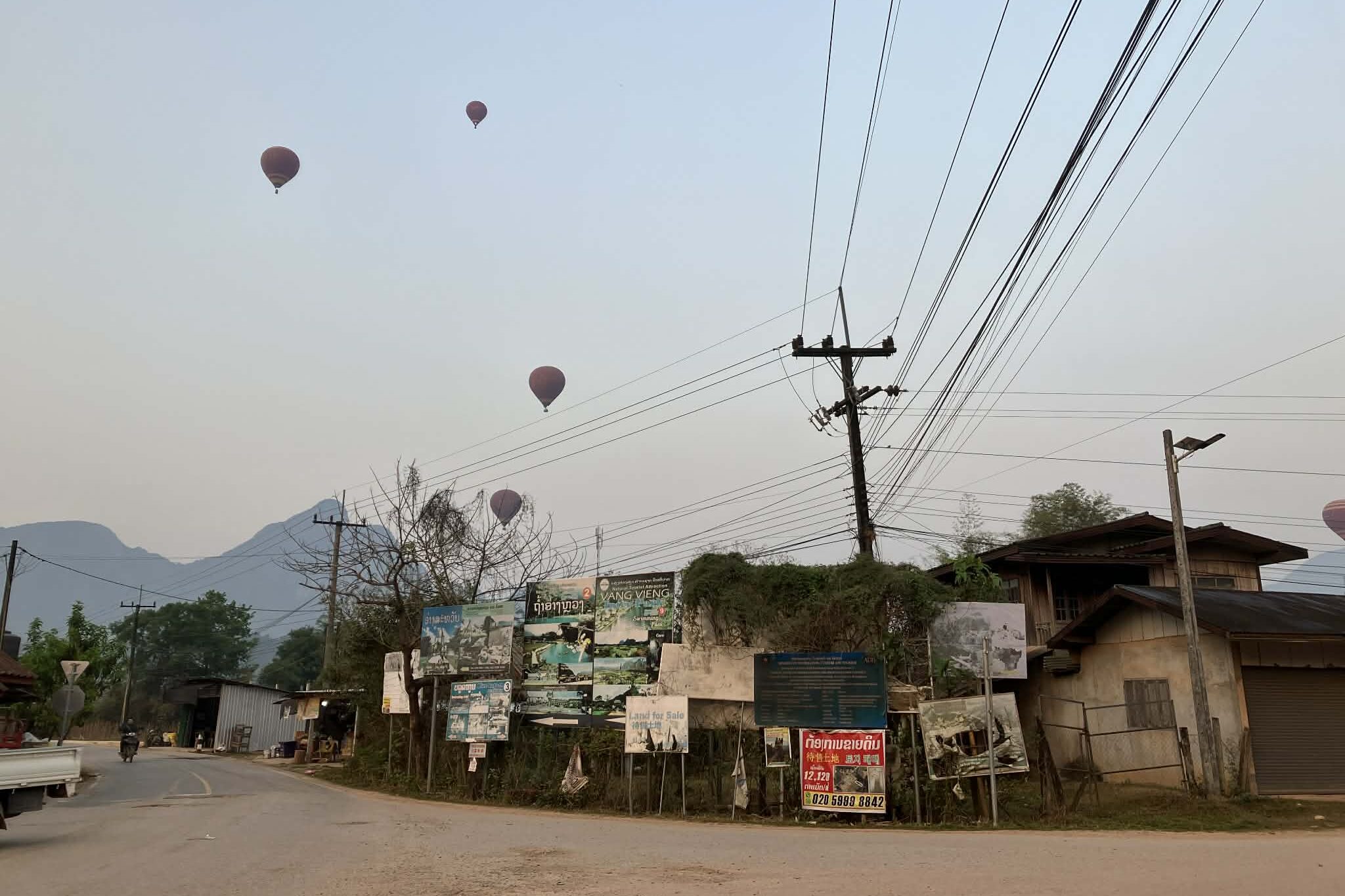 バンビエンの朝の道路と気球 分岐ポイントの様子