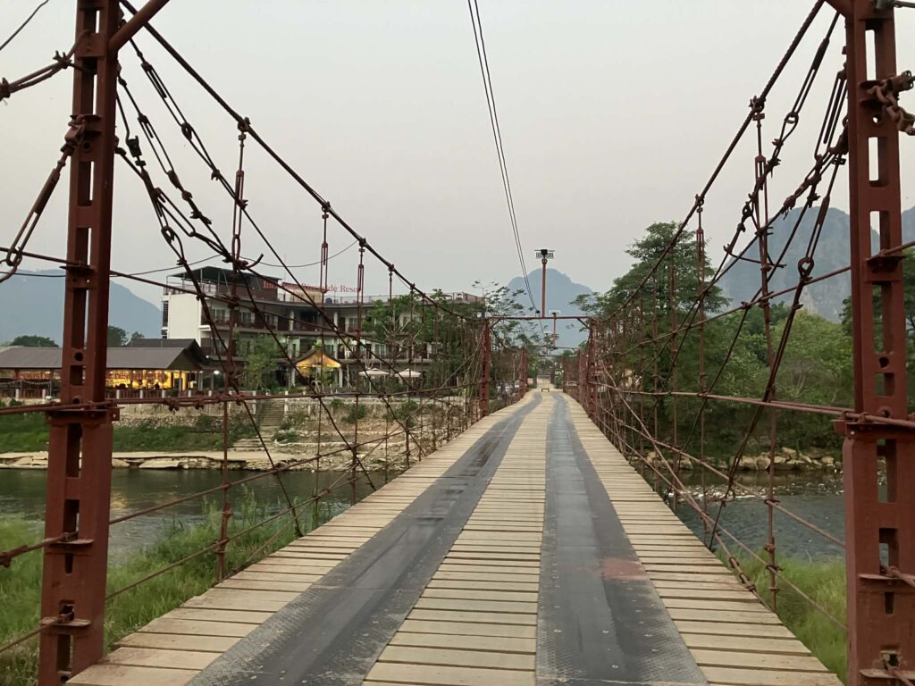 バンビエン ナムソン川の橋 自転車で渡るルート