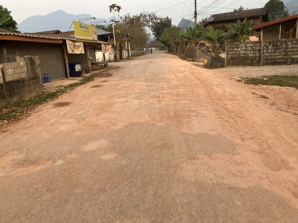 ナムサイビューポイントへ向かう未舗装道路