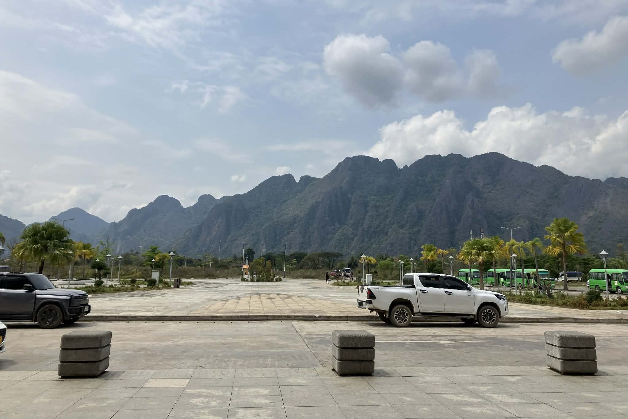 バンビエン駅周辺に広がるカルスト地形の山