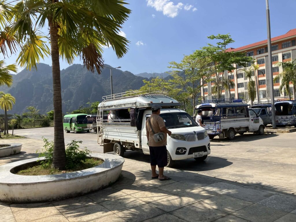 ラオス中国鉄道 バンビエン駅前の乗り合いトラック型タクシー