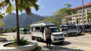 バンビエン駅前の市内行きミニバスと乗り合いトラック