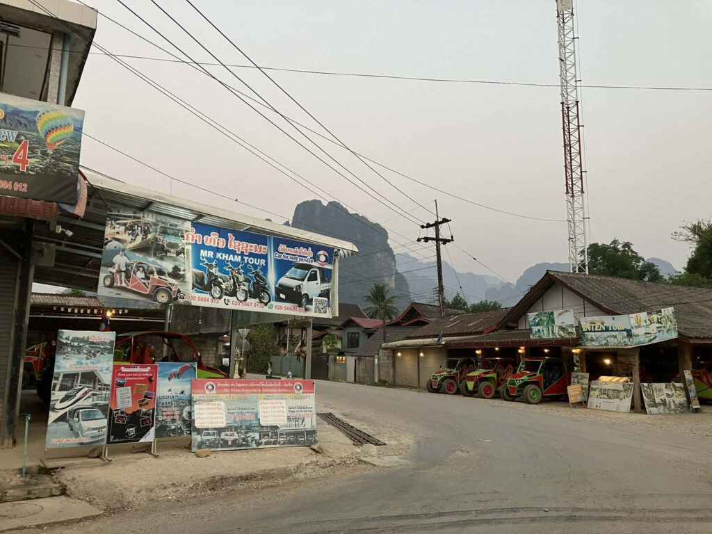 バンビエンのレンタルバイクやツアー店の看板