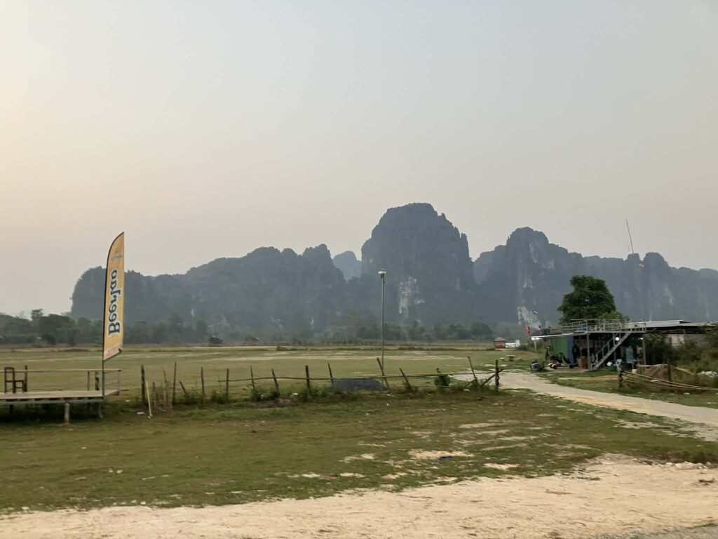 バンビエンのカルスト地形と道路 自転車ルート風景