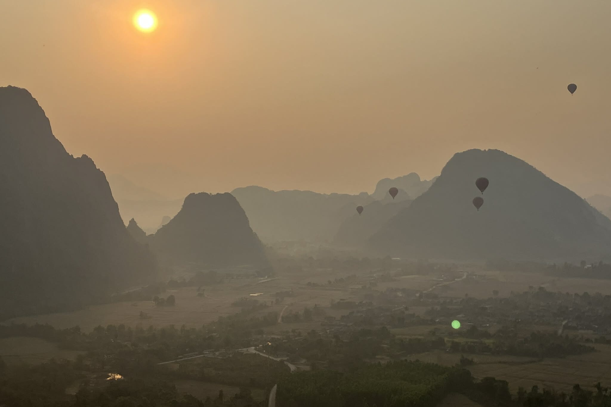 ナムサイビューポイント 朝焼けと気球の風景