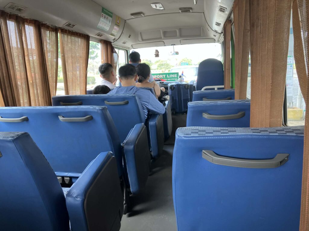 ワットタイ空港 市内バス 車内