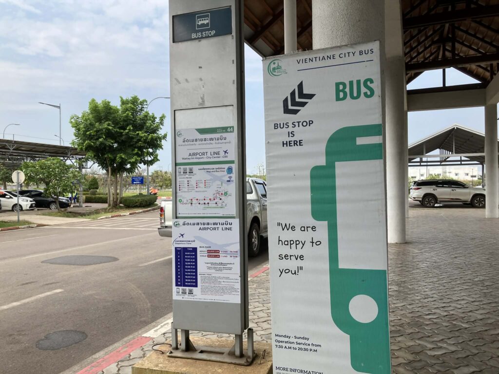 ワットタイ空港 バス停