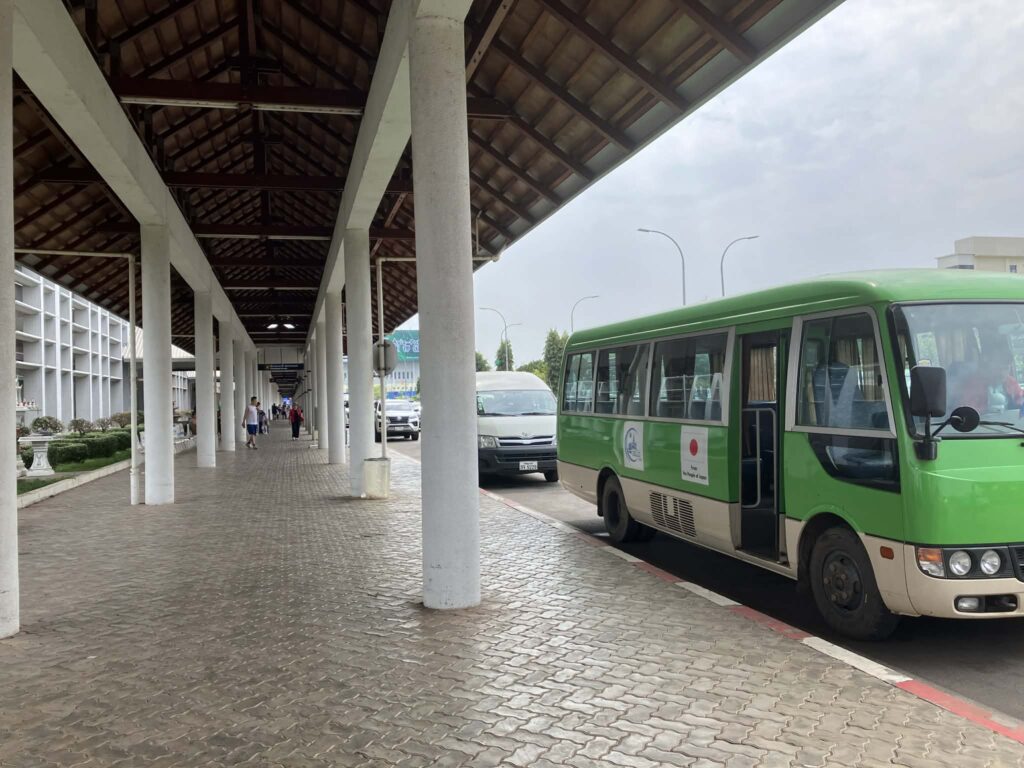 ワットタイ空港 市内行きバス