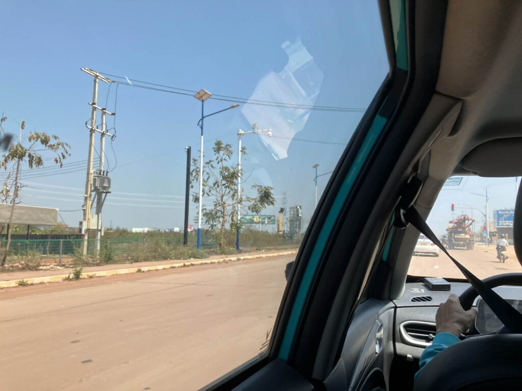 ビエンチャン市内からビエンチャン駅へ向かう郊外の道路