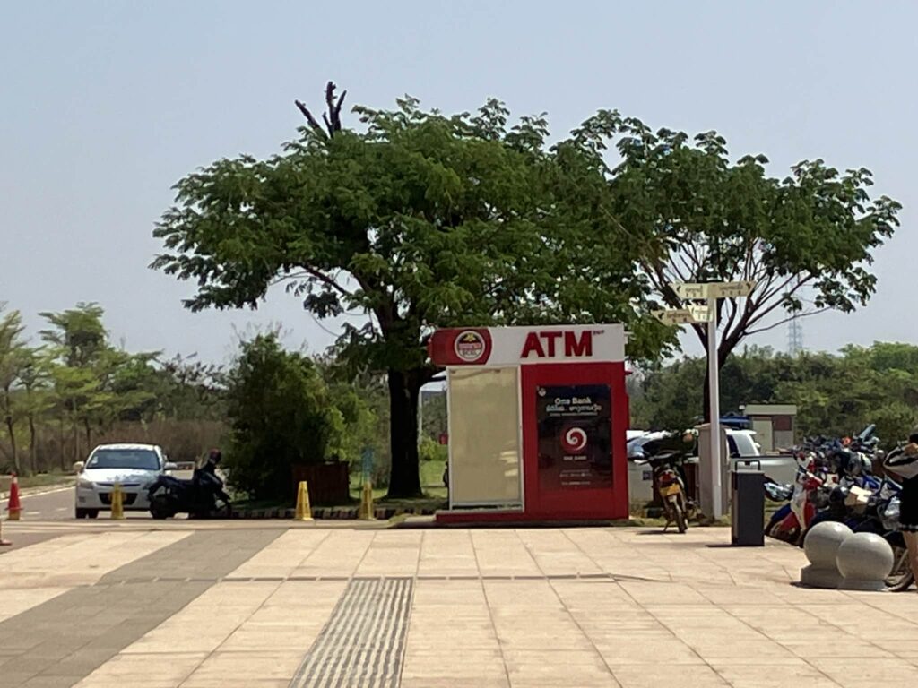 ビエンチャン駅前に設置されているATM