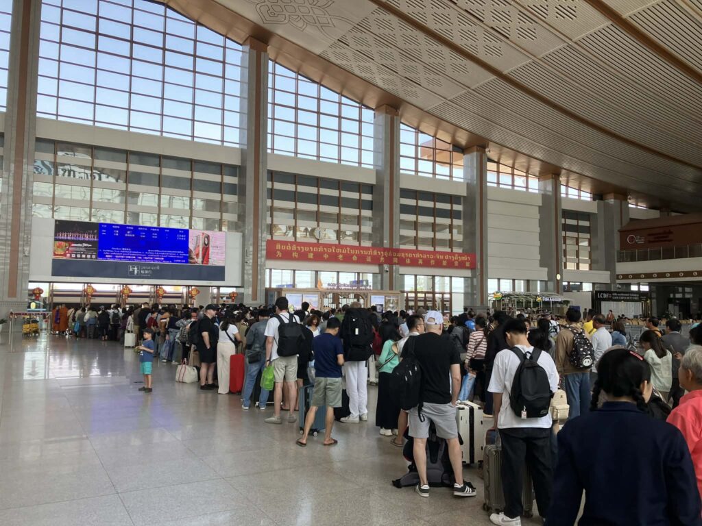 ビエンチャン駅でチケットのチェックを待つ乗客の列