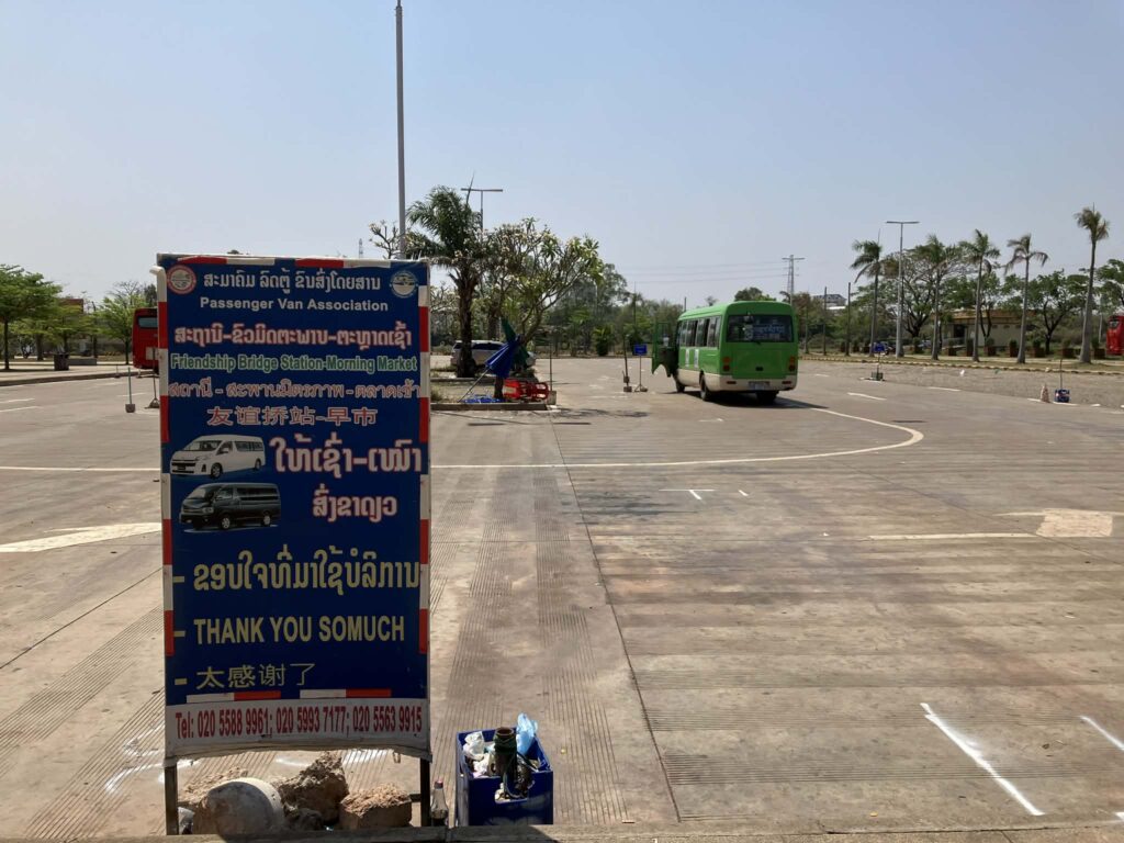 ビエンチャン駅前の市内行きバス乗り場