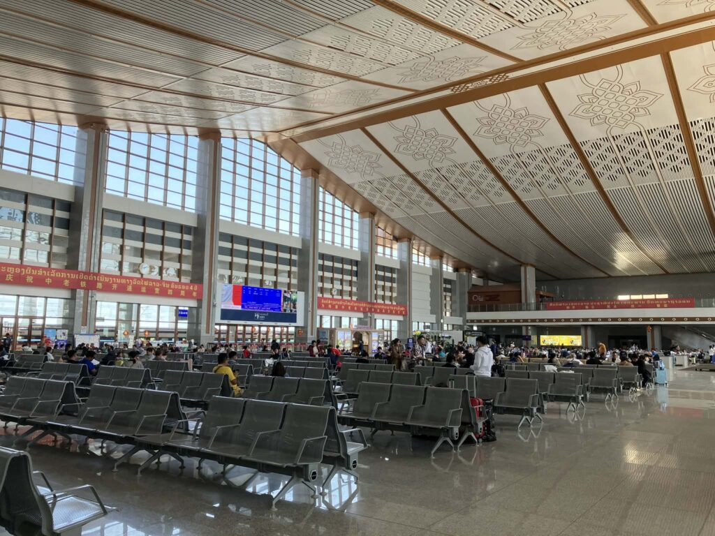 ビエンチャン駅コンコースの全景と待合スペース