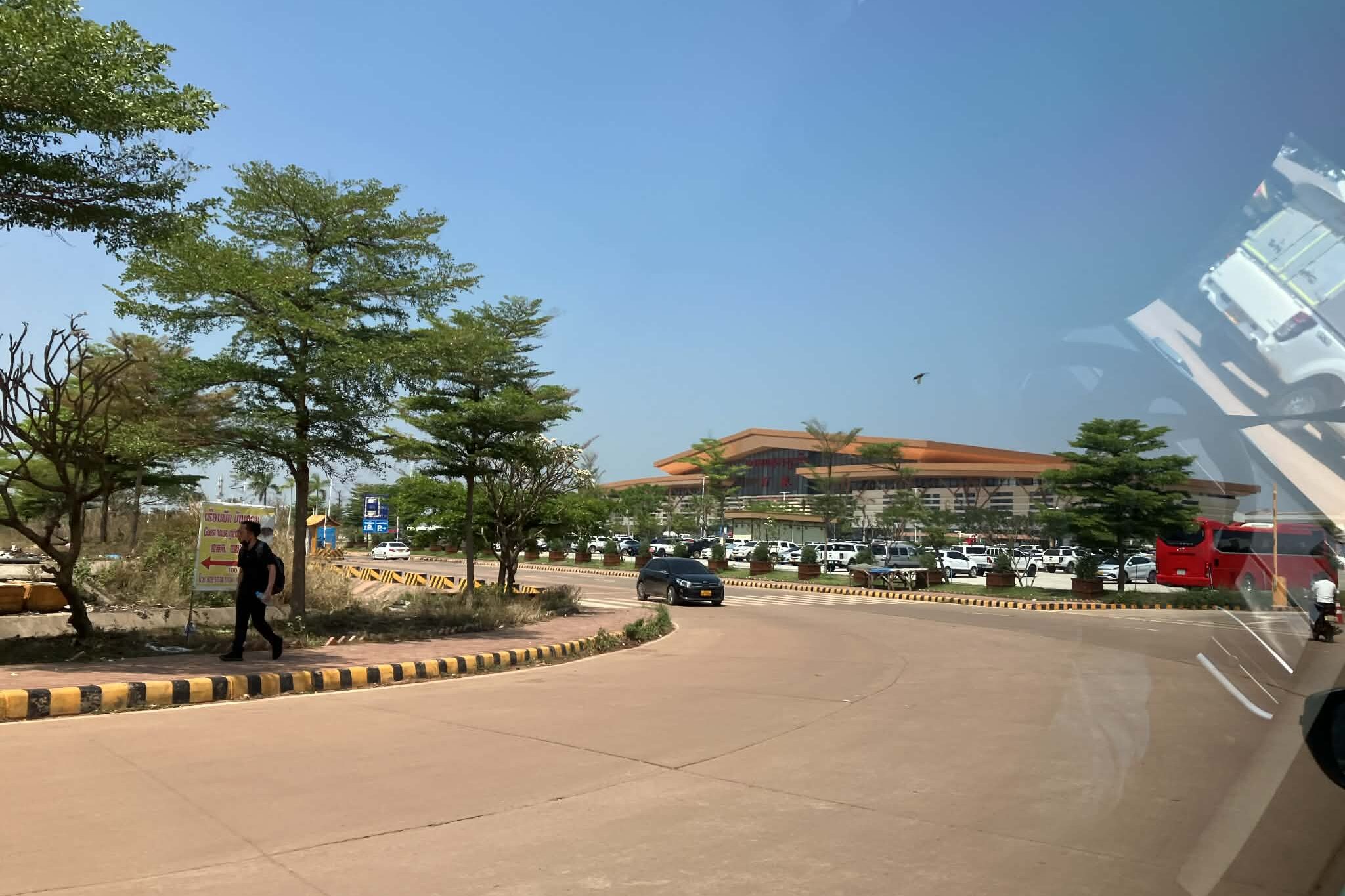 ラオス中国鉄道の起点となるビエンチャン駅の外観