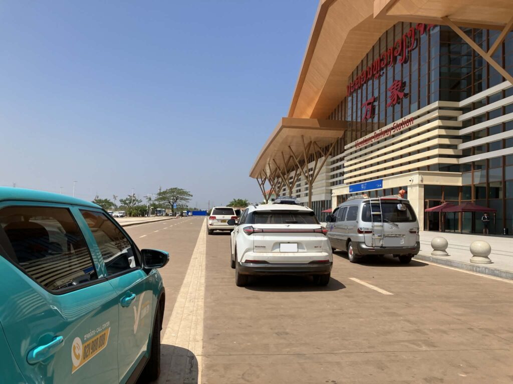 ビエンチャン駅の車寄せとタクシー・送迎車