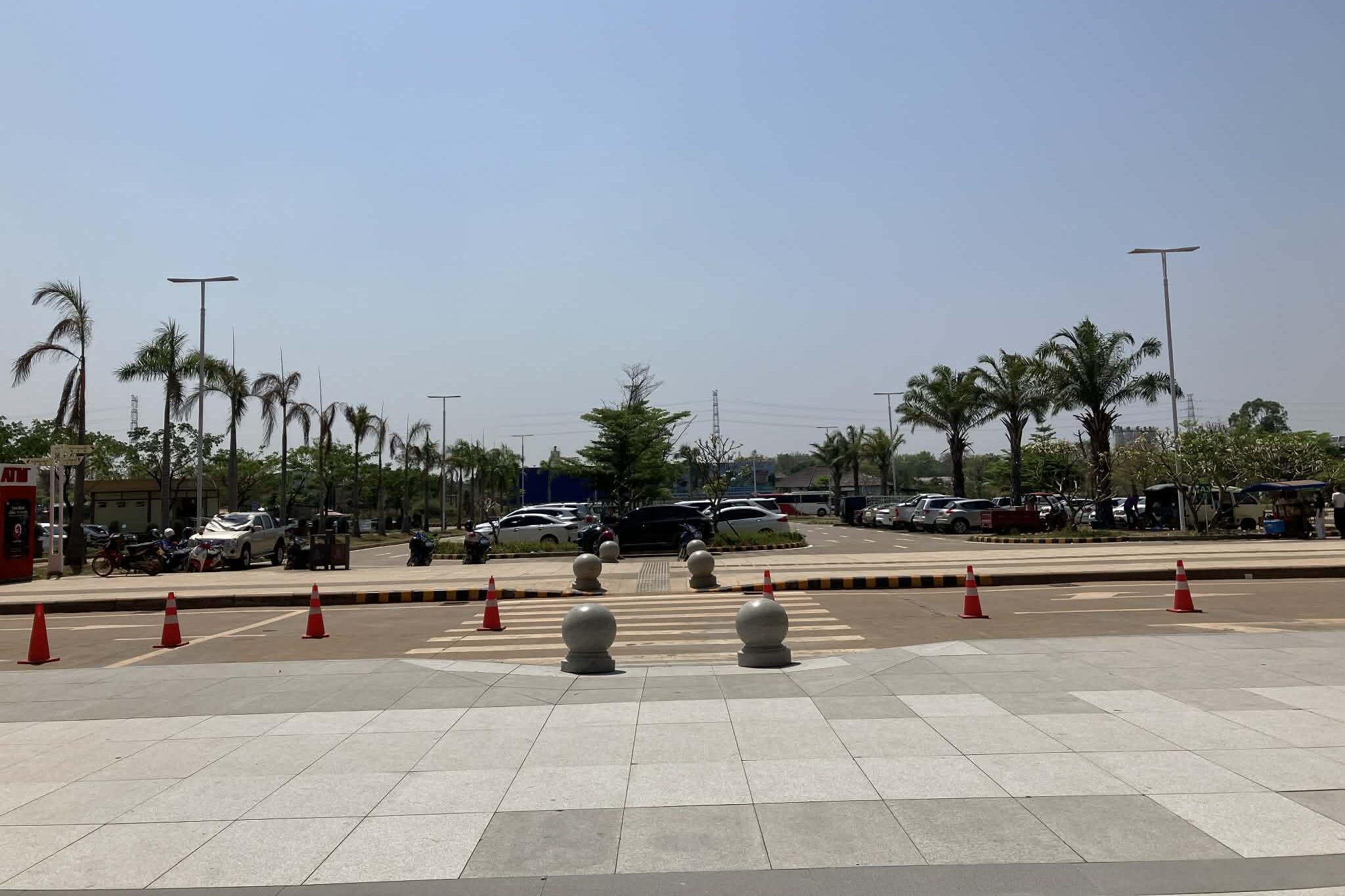 ビエンチャン駅前の広い駐車場と車寄せ